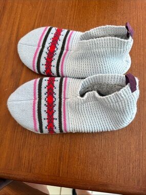 Bombas light gray gripper slippers with blue dot soles